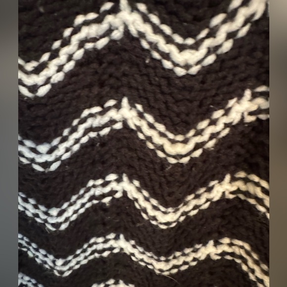 Roxy Black and White Zig Zag Sweater Gently Used Condition Size Medium - Picture 2 of 6